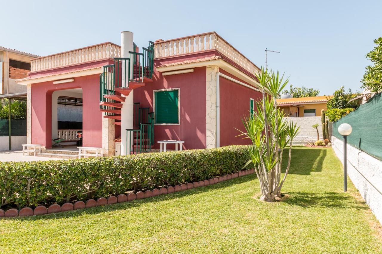 Ferienhaus Red House Near The Sandy Beach, Parking & Wi-fi Avola