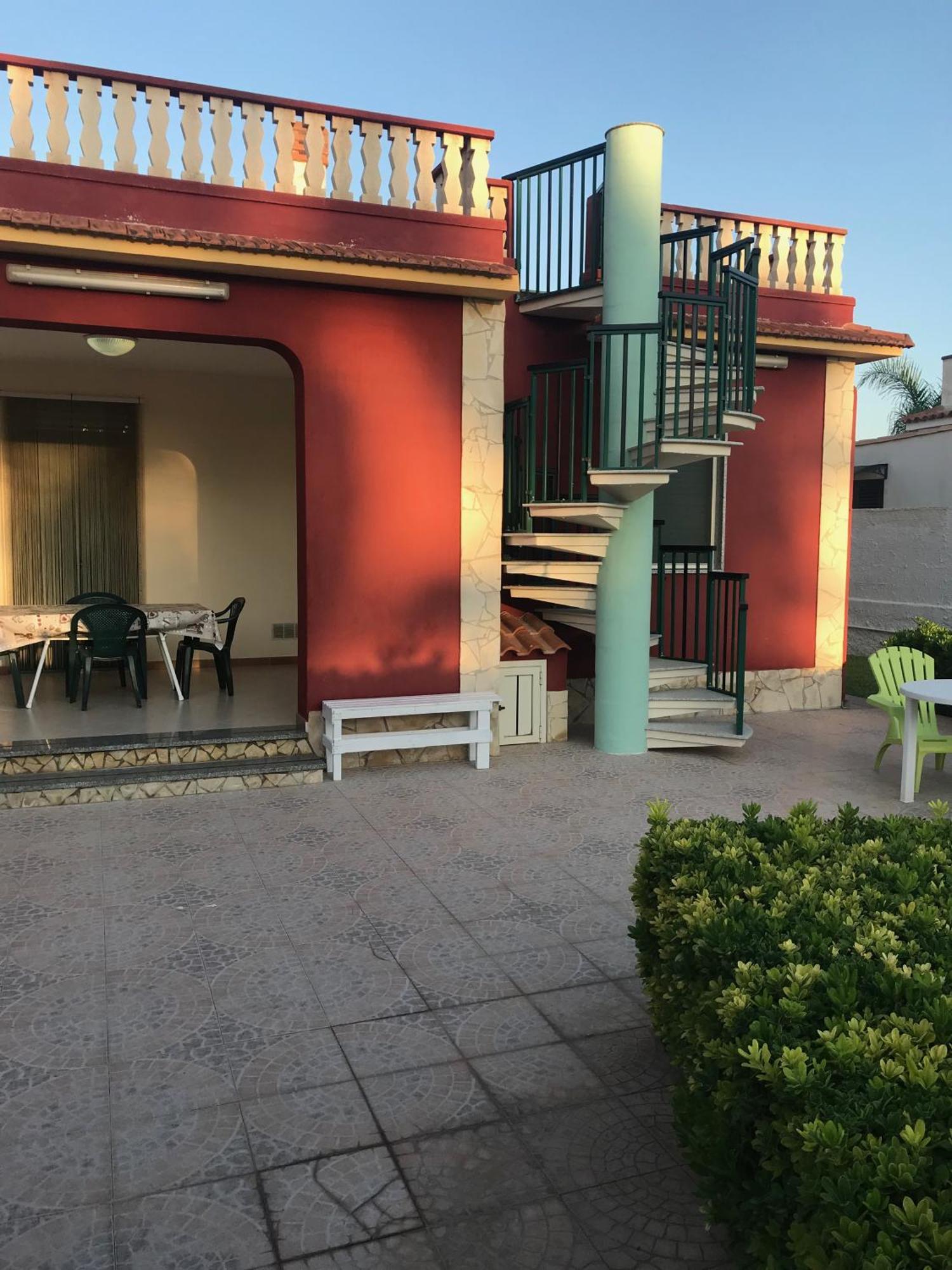 Red House Near The Sandy Beach, Parking & Wi-fi Holiday home *