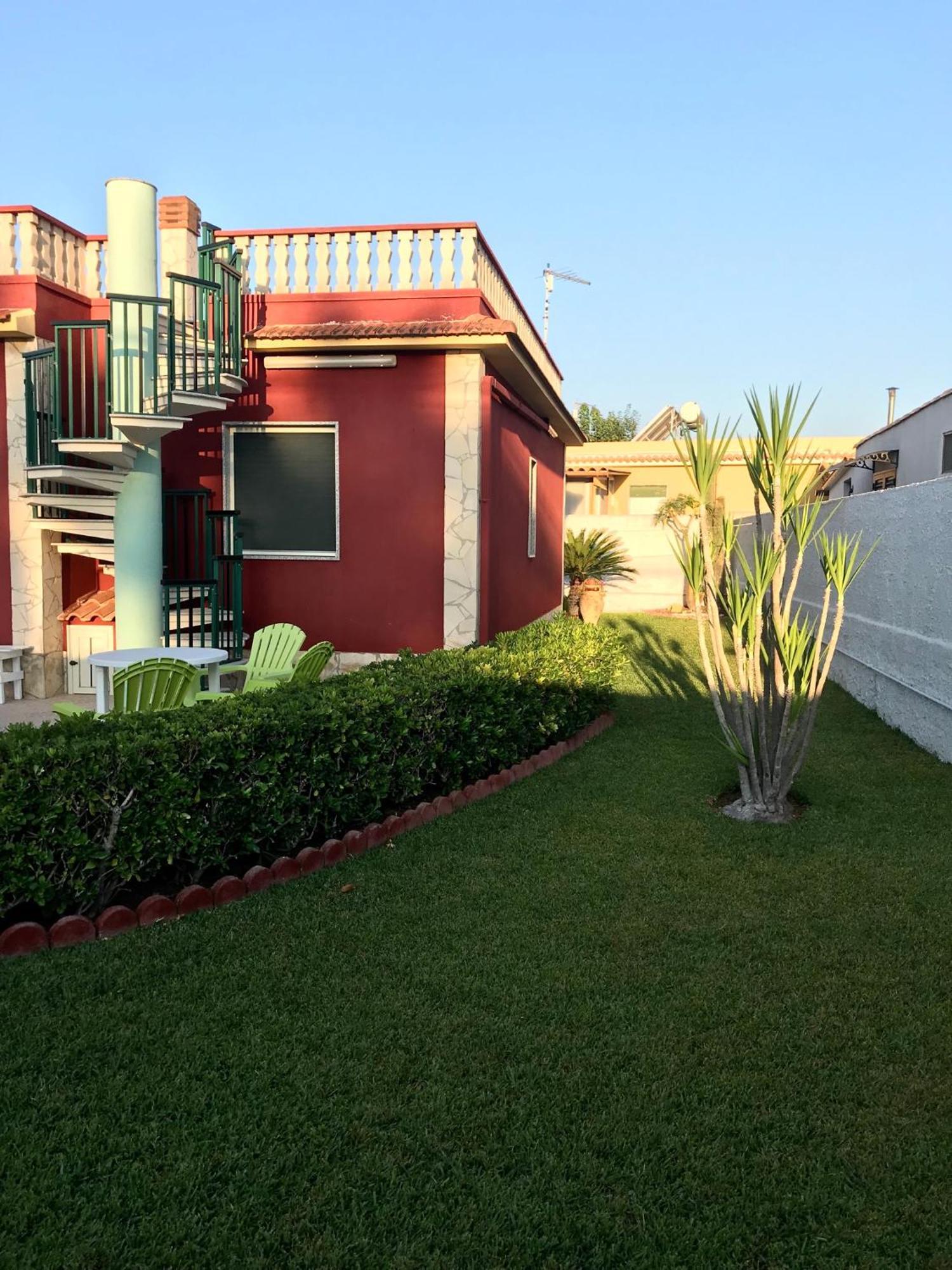 Ferienhaus Red House Near The Sandy Beach, Parking & Wi-fi Avola